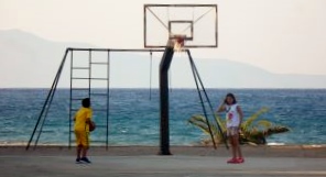 Bambini giocano a basket a Poros