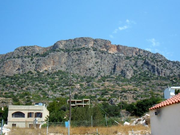 Monti Thriptis alle spalle di Koutounari